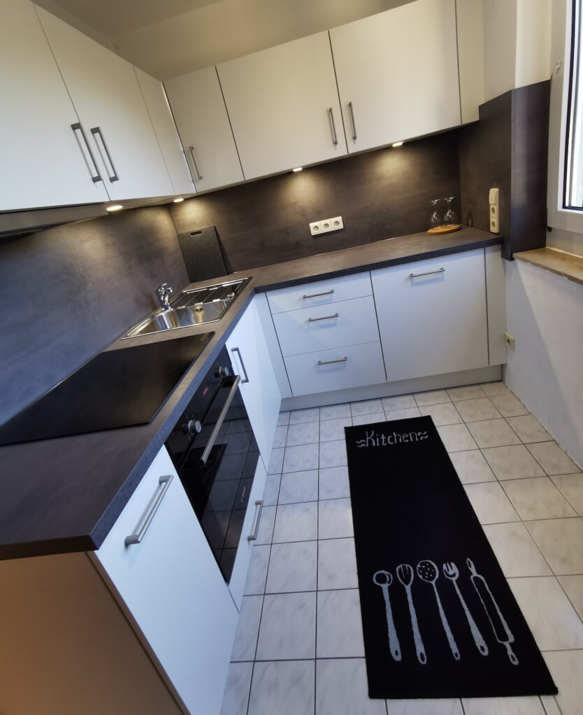 Voll ausgestattete Küche mit Geschirrspüler im Apartment