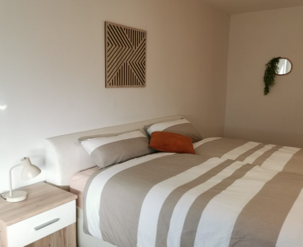 Schlafzimmer eines 2-Zimmer-Apartments nahe Mercedes-Benz Werk